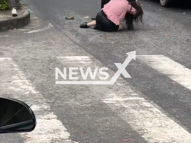 Man beats female taxi driver over customers in Ankang, China. Note: Picture is a screenshot from a video (AsiaWire)