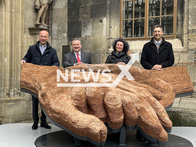 Cathedral priest Toni Faber (left), Mayor Michael Ludwig (center left), artist Julia Bugram (center right) and district leader Markus Figl (right) presenting the artwork 'Rasing Hands' at Vienna's Stephansplatz in April 2022.
Note: Press release photo(Kathpress, Henning Klingen/Newsflash).