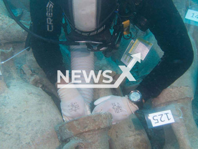 Image shows the recovered amphorae, undated photo. They are cleaned in the water tank at the Center d'Arqueologia Subaquatica de Catalunya in Spain. Note: Licensed content. (OeAW-OeAI, H. Gonzаlez Cesteros/Newsflash)