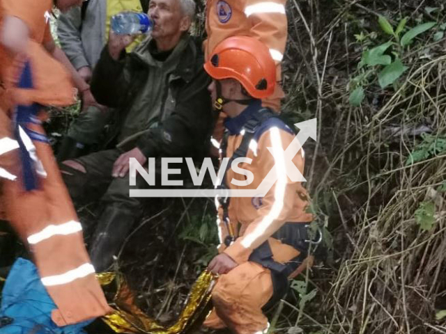 Picture shows rescuers with 72-year-old American Duane Dobrowosky, in the Iguaque Fauna and Flora Sanctuary, Colombia, in Tuesday, Aug. 22, 2023. He was missing since Sunday, Aug. 19, 2023. Note: Govermment  photo. (@DefensaCivilCo/Newsflash)