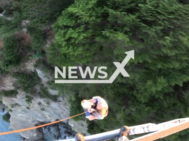 Footage shows the California Highway Patrol’s H-30 air rescue team airlifting the man after falling from a cliff edge in San Francisco, California, United States on the 25th of September 2023. Note: This picture is a screenshot from the video. (CHPGoldenGateAirOps/Clipzilla)