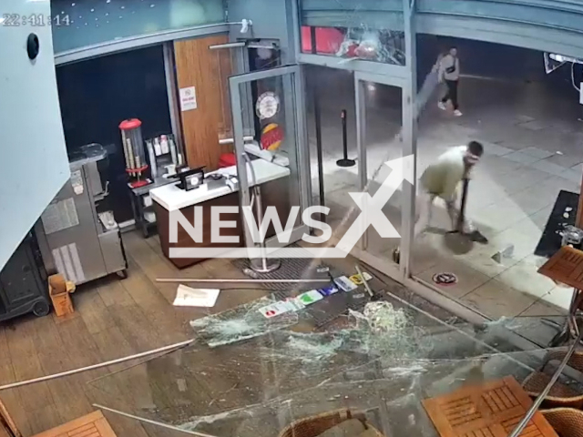 A man attacks a Burger King restaurant in Esenyurt, Istanbul, Tuesday, Nov. 7, 2023.the attack was allegedly because of the ongoing Israeli attacks against Gaza.
Note: Picture is screenshot from a video. (Newsflash)