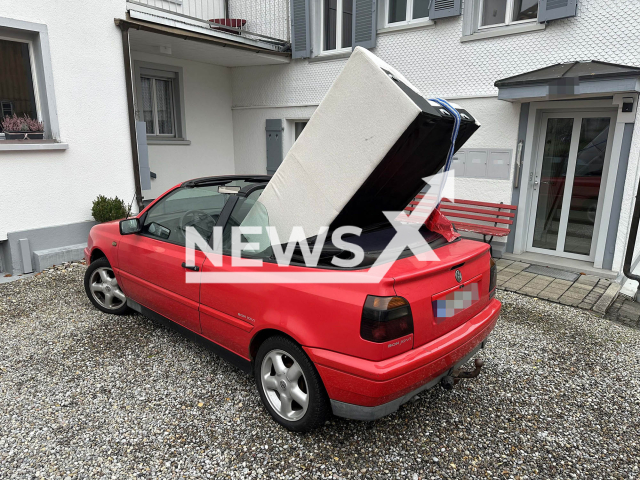 Photo shows sofa in open convertible, undated. Woman, 27, was transporting the sofa in St.Gallen on Saturday, November 18, 2023.
Note: Police photo(Stadtpolizei St.Gallen/Newsflash).