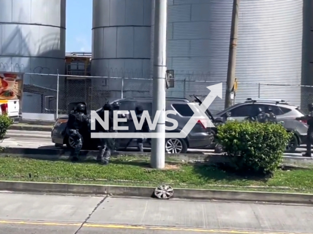 The Special Forces Unit and the Explosives Technical Unit, enter a car and apprehended two suspects who refused to open the vehicle in Panama City, Panama, on Wednesday, Dec. 13, 2023.
Note: Picture is screenshot from a video. (@ProtegeryServir/Clipzilla)