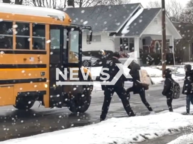 Officer Baetz helping students onto the bus in Frankfort, Indiana, USA, in January, 2024. Note: This picture is a screenshot from the video. (Frankfort Police Department/Clipzilla)