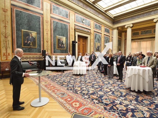 Claims Committee Chairman Sir Franklin Berman takes the lectern – a view to the audience. Reception in honor of the Claims Committee held at the Austrian Parliament on 4 April 2017. Note: This photo is from a press release. (Parlamentsdirektion, Johannes Zinner/Newsflash)