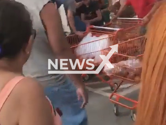 Shoppers fight over onion on sale at a low price in Planaltina, Brazil, on 1st April. Note: Picture is a screenshot from a video (Newsflash)