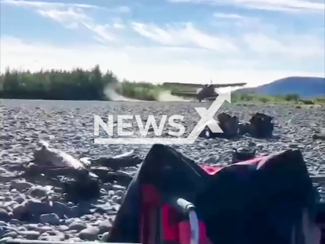 An-2 plane makes an extreme landing on a beach with vacationers in the Republic of Sakha (Yakutia),* Russia, undated. The transport prosecutor's office started an investigation.  Note: Photo is a screenshot from a video. (@vstproc/Newsflash)