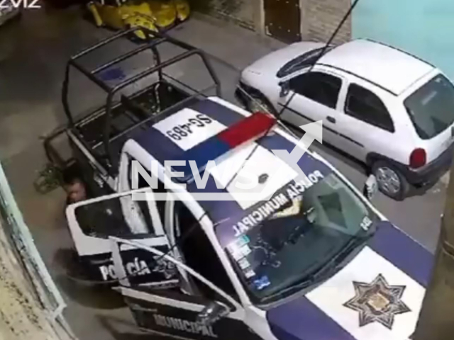 Police officers relieve themselves in public in Ecatepec, Mexico, Oct. 5, 2024. They reportedly face investigation. Note: Photo a is screenshot from a video. (NF/newsX)