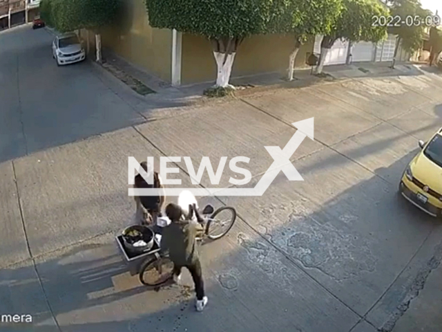 A tamale vendor defended himself from an assault by protecting himself with the lid of the pot where he keeps the food, in Leon, Mexico, on 9th May, 2022. Note: This picture is a screenshot from the video (Newsflash).