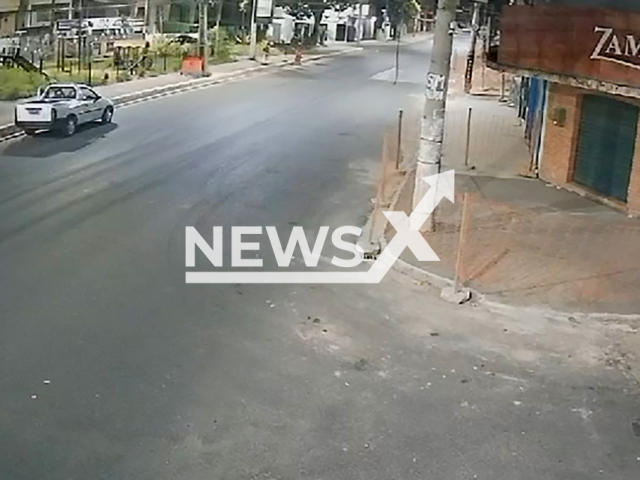 Men steal portable toilet in Sao Goncalo, RJ in Brazil, Feb. 13, 2025. The case is being investigated. Note: Photo is a screenshot from a video. (Newsflash/NX)