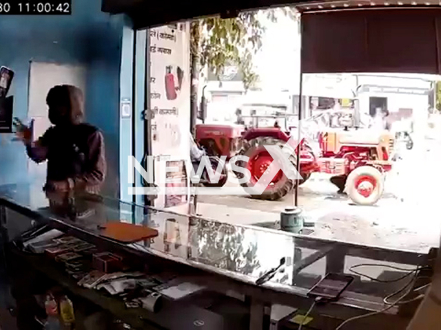 This image is a screen grab of the video supplied titled NewsX-ChilliPowder-01.mp4: Footage shows a miscreant throwing chili powder into a shopkeeper’s eyes before grabbing the money and fleeing the scene in Bijnor, India on Wednesday, Apr. 30, 2025.(Clipzilla/NX)