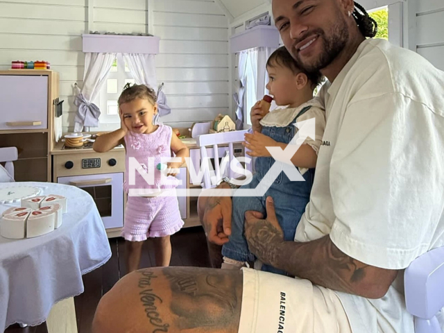 Picture shows Neymar with his daughters Mavie and Helena, undated. He spent the afternoon with the children. Note: Private photo taken from social media. (@neymarjr/Newsflash/NX)