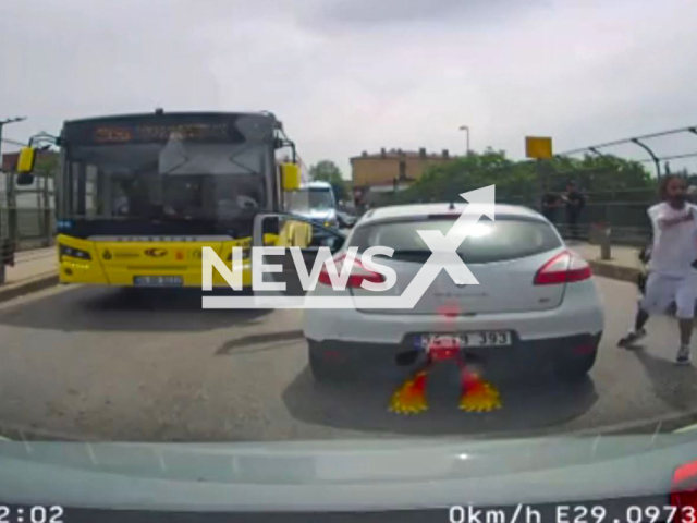 A man uses a fire extinguisher to defend himself from a knife-wielding man in Atasehir, Istanbul, Turkey, on May 24, 2025. The incident happened after an argument in the traffic. Note: Photo is a screenshot from a video(Newsflash/NX)