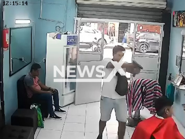 A man tries to kill another man in a barbershop in Quevedo, Ecuador, on May 23, 2025. The barber was saved.  Note: Photo is a screenshot from a video. (Newsflash/NX)