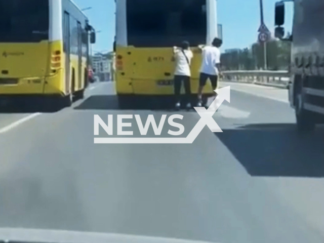 Two minors on rollerblades hold onto back of moving bus in Kartal, Turkey, on 26 June 2025. When the bus stopped, they quickly moved away from the vehicle and disappeared. Note: Photo is a screenshot from a video. (Newsflash/NX)