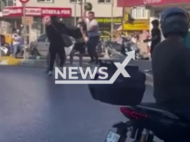 Men beat women in Esenyurt, Turkey, on Jul.05, 2025. The reason for the fight was an alleged traffic argument.  Note: Photo is a screenshot from a video. (Newsflash/NX)