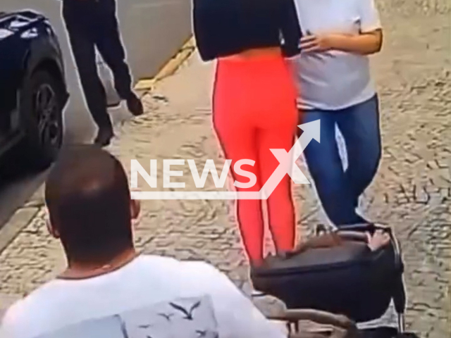 A thief tries to rob a family and is caught in Jardim Oceanico, Barra da Tijuca, on Ju.12, 2025. He used fake weapon. Note: Photo is a screenshot from a video. (Newsflash/NX)