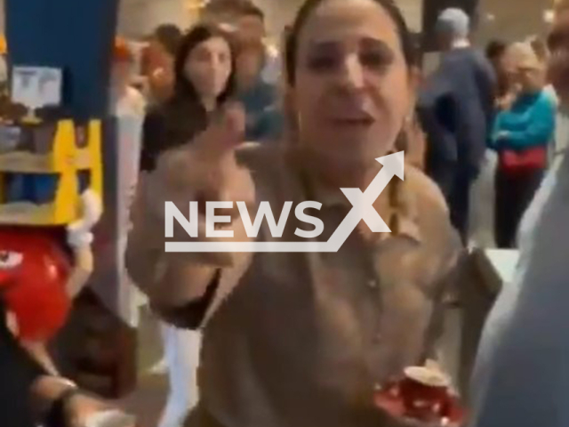 A Jewish father and his six-year-old son are surrounded by people shouting "Free Palestine" in Lainate, Italy, on Jul.27, 2025. The incident was reported to police. Note: Photo is a screenshot from a video. (Newsflash/NX)