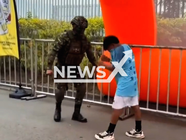 Soldiers help a child continue the competition during the Valle Marathon in Colombia, on Aug.03, 2025. The child was too tired. Note: Photo is a screenshot from a video. (Newsflash/NX)