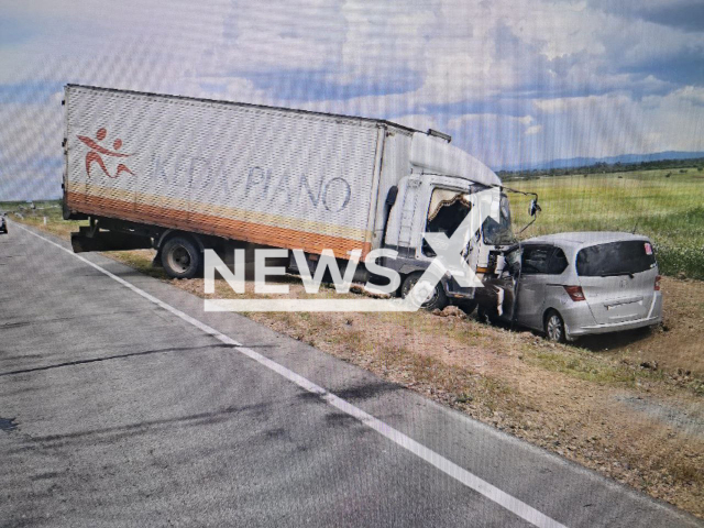Photo shows a lory and a Honda Freed off the road after the collision in Ulyotovsky District, Zabaykalsky Krai, Russia on Sunday, Aug 3, 2025.
Note: Police photo.
(Clipzilla/NX)