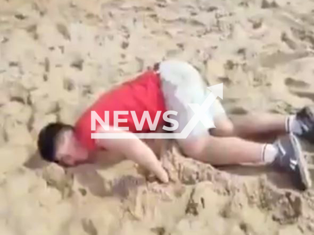 Video shows the drugged British tourist left on the sand of Ipanema Beach, Brazil, Aug. 8, 2025. The footage also shows the three suspects running and getting into a taxi. Note: Photo is a screenshot from a video(Newsflash/NX)