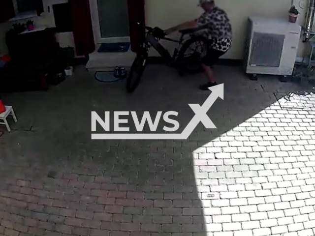 Man steals an electric bike from a private courtyard in Caerano di San Marco, Treviso in Italy, Aug. 7, 2025. The owner posted the video on social media and was threatened by the thief.  Note: Photo is a screenshot from a video. (Newsflash/NX)