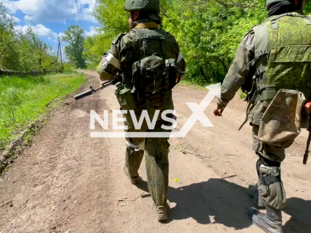 The moment when Russian journalists were running from Ukrainian mortar fire at Novozvanovka. Note: This picture is a screenshot from the video (People's Militia of the LPR/Newsflash).