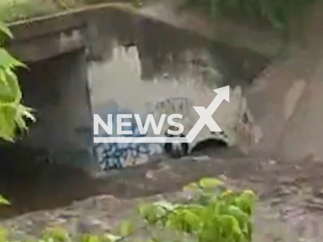 Police officers rescue a woman from water in Oklahoma, USA. Note: Picture is a screenshot from a video (Oklahoma City Police Department/Newsflash)