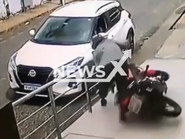 Thief falls from his motorcycle, while trying to rob a woman in Teresina, Brazil in May 2022 Note: This picture is a screenshot from the video (Newsflash).