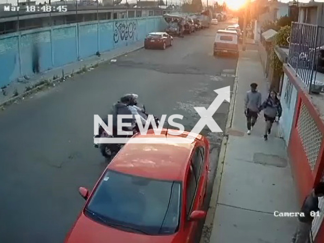 A man ran away and abandoned his girlfriend during an assault in Ecatepec de Morelos, Mexico. Note: Picture is a screenshot from a video (Newsflash)