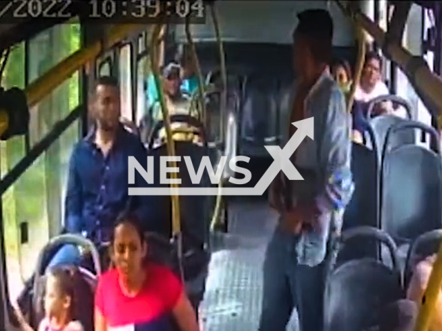 A passenger jumped from a moving bus when he realized that the vehicle would be robbed, on 31st May, in Manaus, Brazil.
Note: This picture is a screenshot from the video.
(Newsflash)