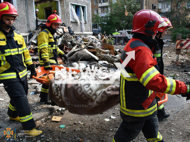 Rescuers carry out work at the site of the destroyed five-story building in Mykolaiv, Ukraine, on 29th June. Note: Licensed photo.  (State Emergency Service of Ukraine/Newsflash)