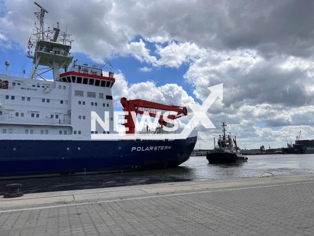 The Polarstern departs from its home port of Bremerhaven for the Arctic. A tug pulls the ship towards the lock. Note: Licensed photo. (Nina Machner/Newsflash)