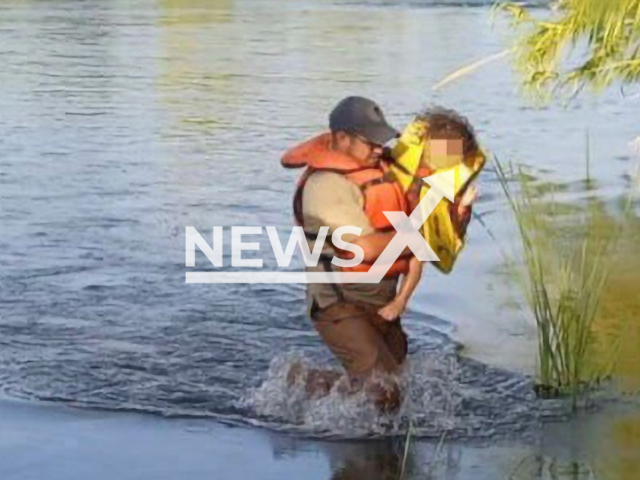 Rescuer is helping a migrant in the Rio Bravo in an undated picture. Five migrants were rescued by Mexican authorities.
Notes: Licenced picture (@INAMI_mx/Newsflash)