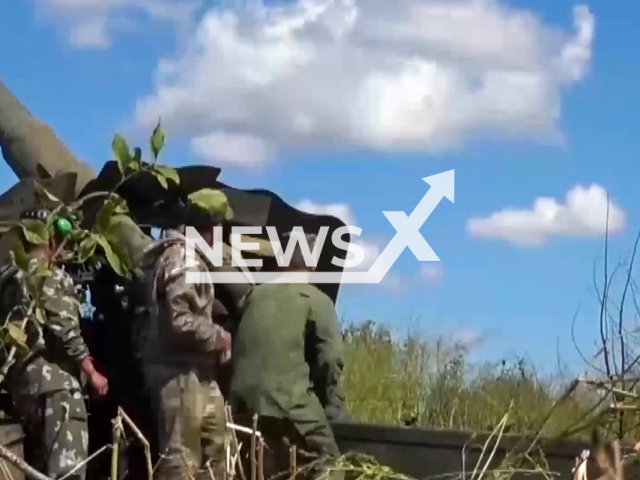 The Donetsk People's Militia soldiers fire with artillery on the positions of the Ukrainian Armed Forces in Ukraine in an undated video.
Ministry of Defense of Russia claims that the artillery regiment of the army corps destroy fortifications and strongholds of the Ukrainian Armed Forces.
Note: Picture is a screenshot from a video (Ministry of Defense of Russia/Newsflash)