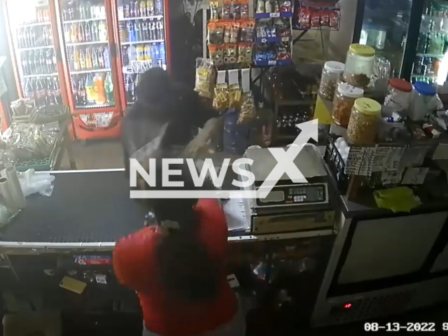 Woman attacks thief with knife during shop robbery in Colima, Mexico, Saturday, Aug. 13, 2022. The alleged criminal fled after the victim of the assault attacked him.  Note: Photo is a screenshot from the video (Newsflash)