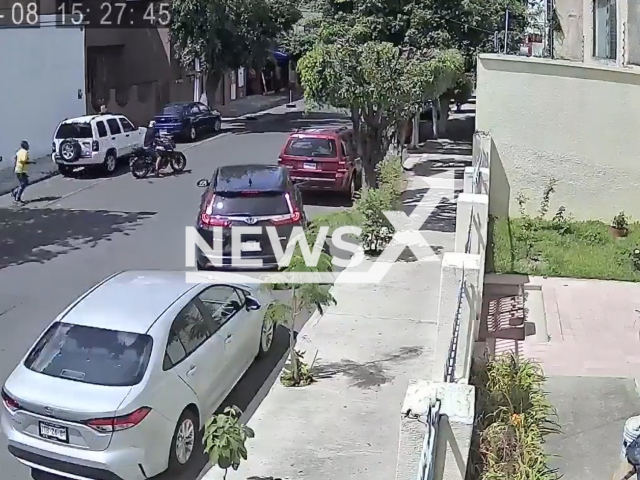 A young woman runs after men who assaulted her, and once she reaches one of them, she uses her martial arts skills in Guadalajara, Mexico, Thursday, Sept. 8, 2022. The woman was reported to be an expert in Jiu-Jitsu. Note: Picture is a screenshot from a video (Newsflash)