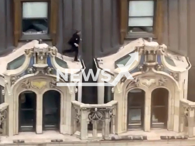 Man hops on an awning in New York, US, on Monday, Oct. 3, 2022. The footage was shot from the east side of the building of 200 liberty. Note: Picture is a screenshot from a video (@erik_ljung/Newsflash)