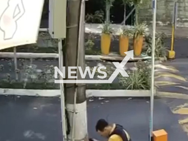 Security guard take cover behind a pole during the shootout with robbers in Slavador, Brazil, on Saturday, Oct. 8, 2022. One security guard Jucelando Macedo Silva, 44, was killed and the other Cleidson Silva dos Santos, 39, was shot in the thigh and underwent surgery. Note: Picture is a screenshot from a video (Newsflash)