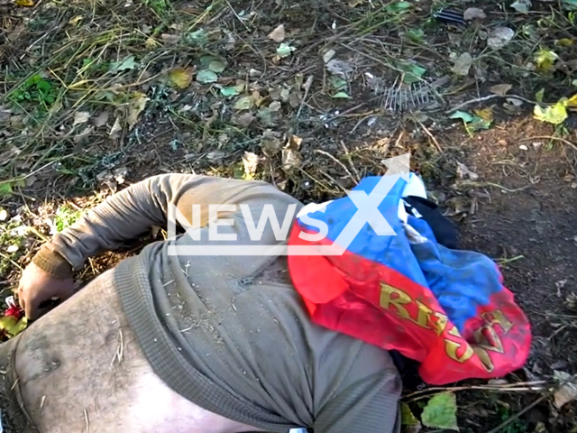 Picture shows dead Russian soldier covered with the Russian flag in Ukraine in undated footage.
Public Relations Service of the command of the Airborne Assault Forces of the Armed Forces of Ukraine stressed that the soldiers of the 80th separate airborne assault brigade of the Armed Forces of Ukraine continue to destroy the Russian occupiers along with armored vehicles and liberate their native land.
 Note: This picture is a screenshot from the video.
(@80brigade/Newsflash)