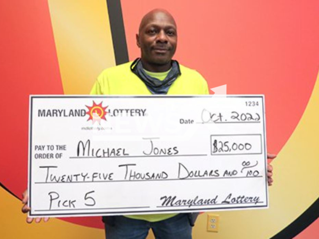 Michael Jones poses with a check for his USD 25,000 lottery prize, undated. He used a random tag number for his ticket in Baltimore,  Maryland, USA.   Note: Licensed photo.  (Maryland Lottery/Newsflash)