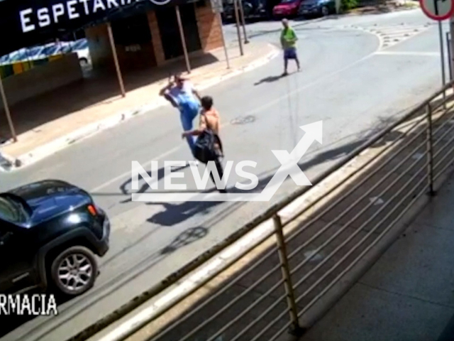 Police officer kicks knife out of robbery suspect's hand in Taguatinga, Brazil, on Wednesday, Oct. 26, 2022. He had just stolen a cell phone and  was chased by pedestrians, he used a knife to threaten the people who confronted him. Note: Picture is a screenshot from a video (Newsflash)