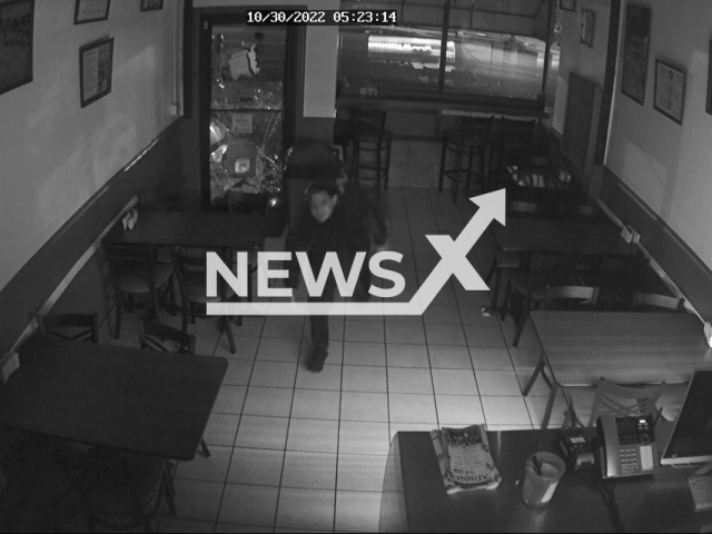 The suspect enters the local restaurant in Washington DC, USA on  Sunday, Oct.30, 2022. Note:Picture is a screenshot from a video (OfficialDCPolice/Newsflash)