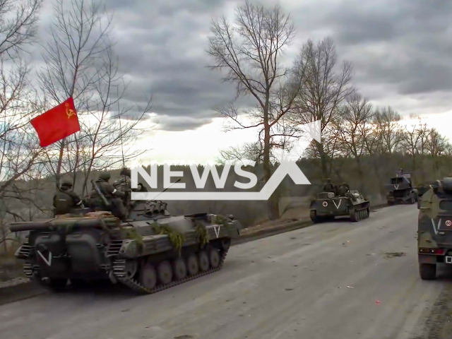 The Russian army unfurled Soviet Union flags on the thanks in Ukraine.
Note: This picture is a screenshot from the video.
(Ministry of Defense of Russia/Newsflash)