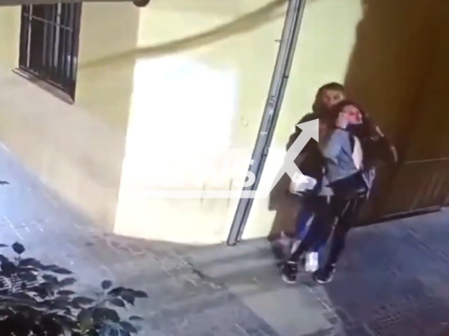 A man chokes a German tourist to unconsciousness to rob her, in Malaga, Spain, on Saturday, Nov. 19, 2022. Two hotel workers appeared and scared the suspect  away, police are looking for the suspect.   Note: Picture is a screenshot from a video (Newsflash)