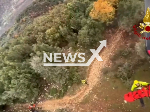 The rescuers rescue a 51-year-old hiker after falling ill during an excursion on a mountain in Rome, Italy, undated. Paramedics from the Tor Vergata Hospital took over the patient as soon as he was brought. Note: The picture is a screenshot from a video. (@vigilidelfuoco/Newsflash)