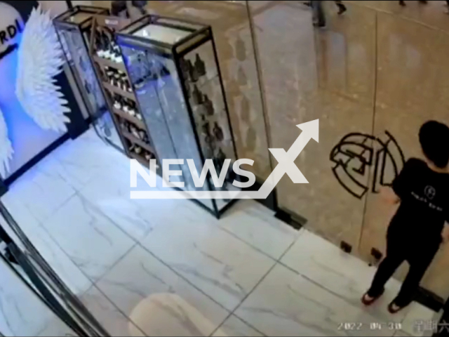 People bump into the glass doors of a beauty centre in Viaport shopping centre in Pendik, Istanbul, undated. It is reported that the owner of the beauty centre started publishing the CCTV footages.  Note: Picture is screenshot from a video. (Firat Erdi Beauty Center/Newsflash)