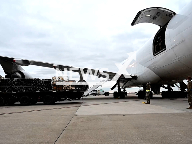 Airmen from the 436th Aerial Port Squadron load cargo during a security assistance mission at Dover Air Force Base, Delaware, USA, Friday, Jan. 13, 2023. The United States has committed more than USD 24.5 billion in security assistance to Ukraine since the beginning of Russian aggression.Note: Picture is screenshot from a video. (436th Airlift Wing Public Affairs/Newsflash)