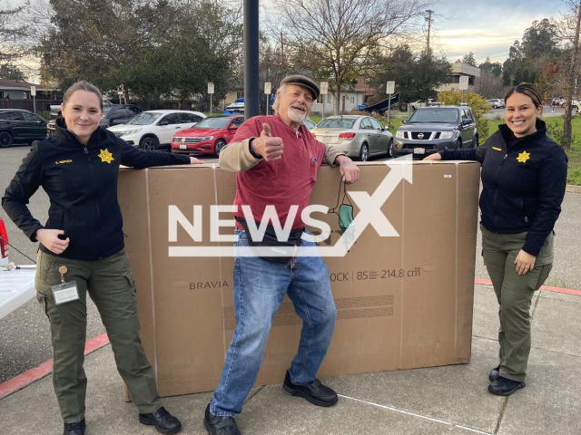 Chuck (middle) poses with two officers of the Sonoma sheriff’s office and with 85-inch TV in California, USA in undated photo. The TV was stolen from Chuck`s truck. Note: Picture is obtained from the Sonoma Sheriff. (@sonomasheriff/Newsflash)